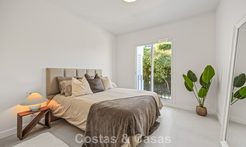 Move-in ready luxury apartment for sale with stunning views in a prestigious golf enclave of La Quinta, Benahavís - Marbella 791532