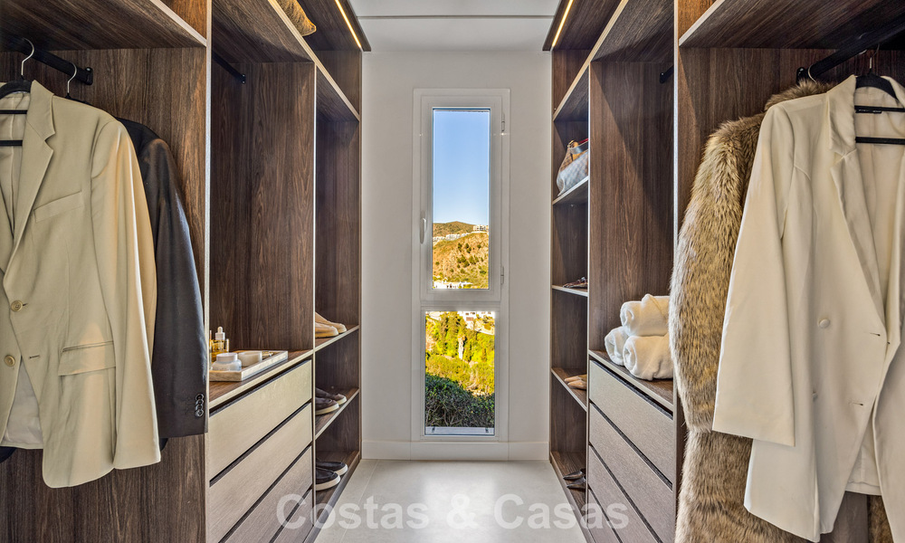 Move-in ready luxury apartment for sale with stunning views in a prestigious golf enclave of La Quinta, Benahavís - Marbella 791533