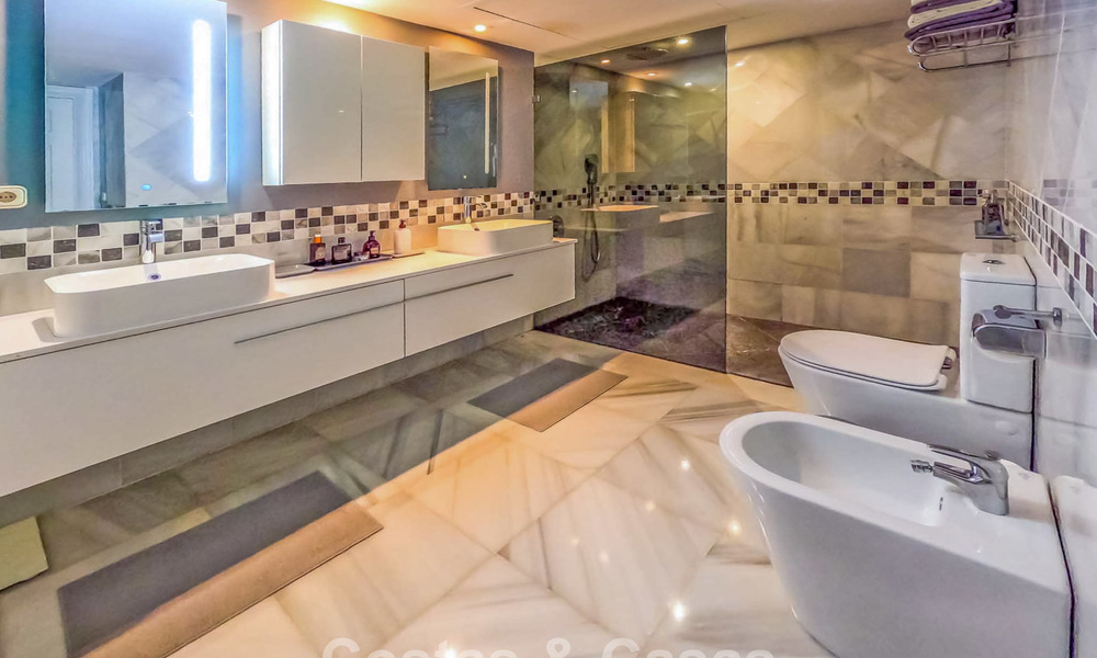 Move-in-ready, spacious top-floor apartment with stunning sea views for sale in Marbella - Benahavís 791772