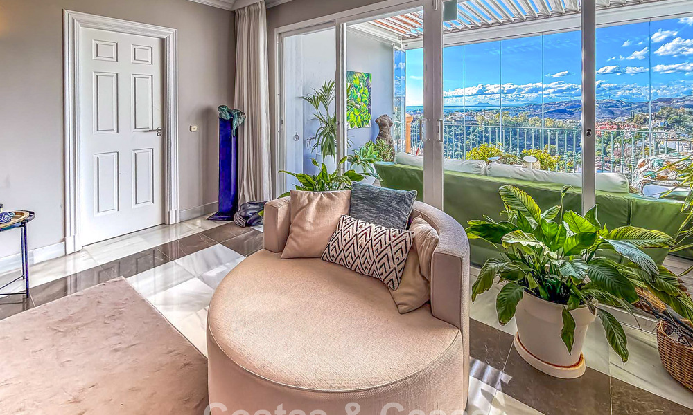 Move-in-ready, spacious top-floor apartment with stunning sea views for sale in Marbella - Benahavís 791789