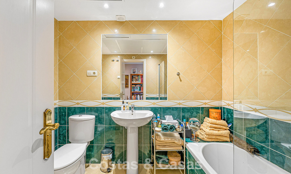 Move-in ready apartment for sale in an exclusive beachside urbanisation between Puerto Banús and San Pedro, Marbella 792037