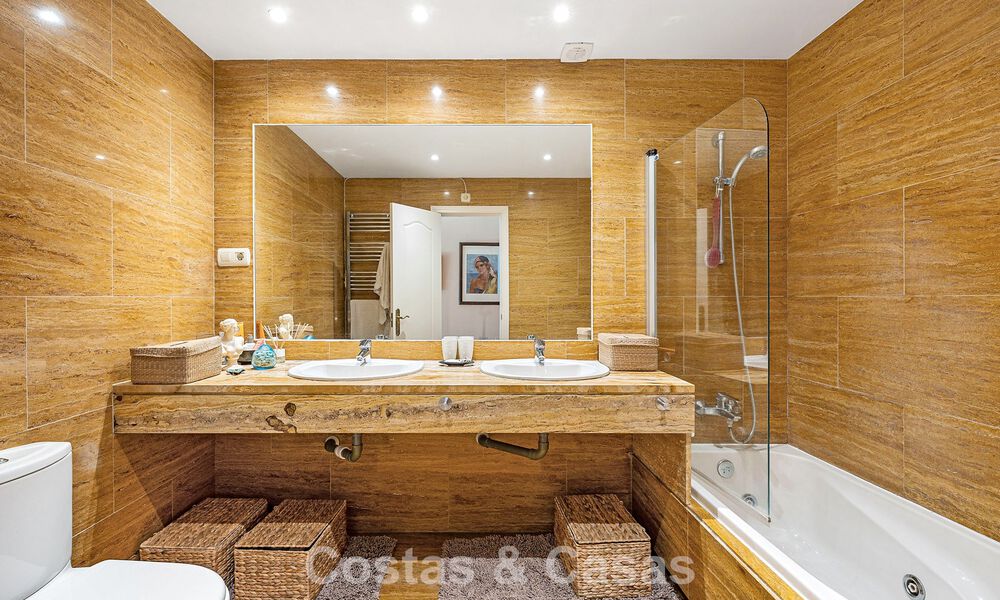 Move-in ready apartment for sale in an exclusive beachside urbanisation between Puerto Banús and San Pedro, Marbella 792040