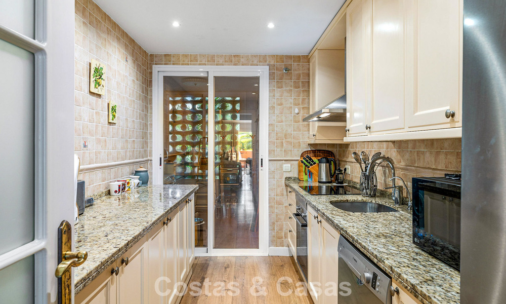 Move-in ready apartment for sale in an exclusive beachside urbanisation between Puerto Banús and San Pedro, Marbella 792044