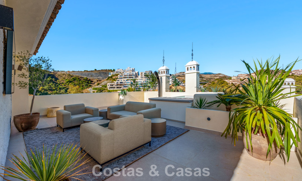 Contemporary renovated duplex penthouse with private pool and panoramic sea views in Nueva Andalucía, Marbella 792147