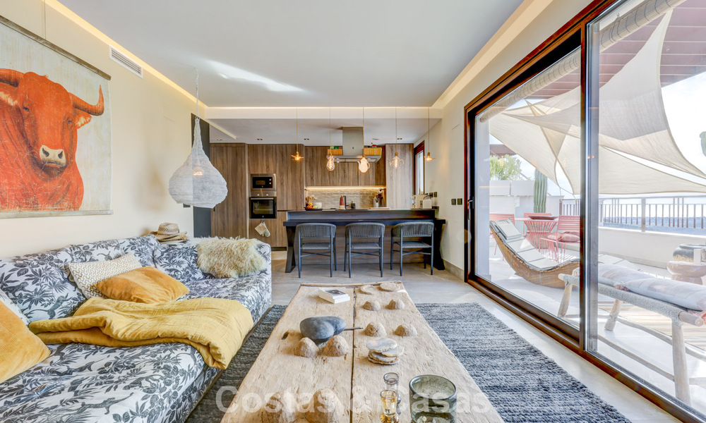 Modern penthouse for sale with panoramic views of the sea and Istán Lake, in the hills just above Marbella’s Golden Mile 792271