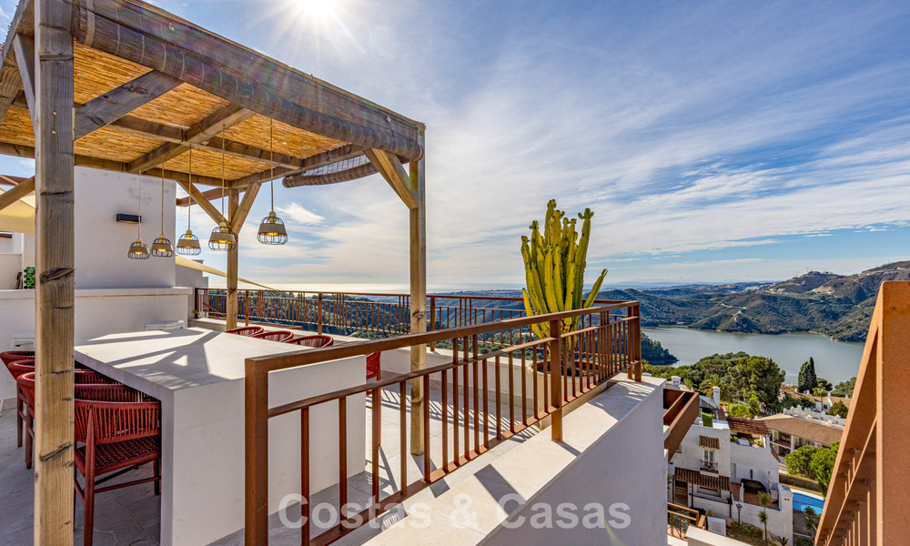 Modern penthouse for sale with panoramic views of the sea and Istán Lake, in the hills just above Marbella’s Golden Mile 792281