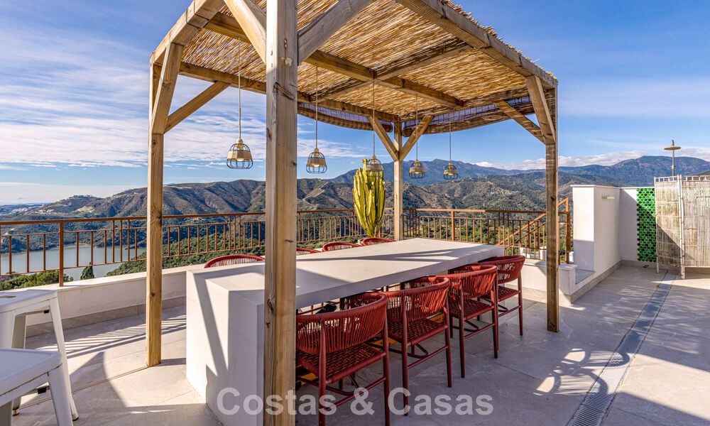 Modern penthouse for sale with panoramic views of the sea and Istán Lake, in the hills just above Marbella’s Golden Mile 792290