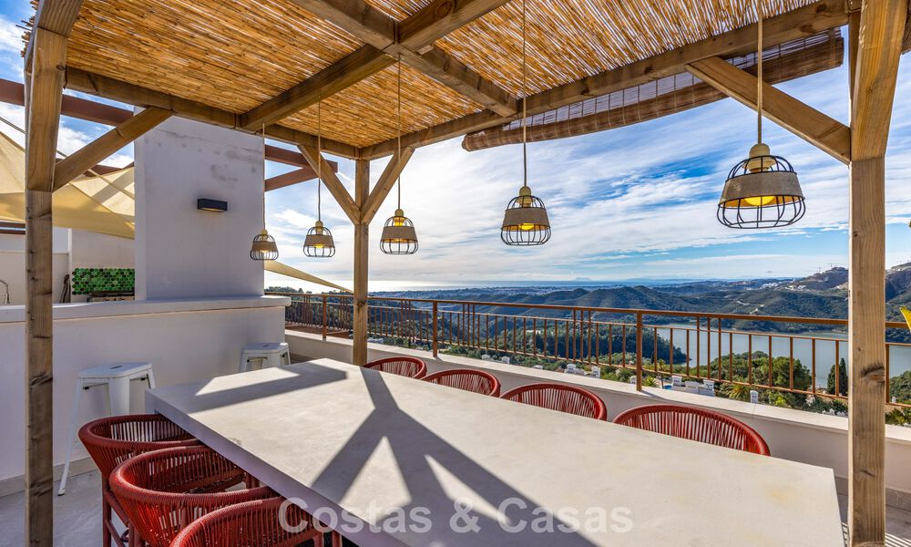 Modern penthouse for sale with panoramic views of the sea and Istán Lake, in the hills just above Marbella’s Golden Mile 792292