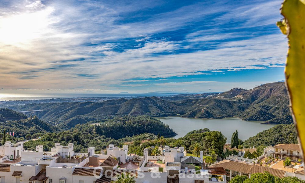 Modern penthouse for sale with panoramic views of the sea and Istán Lake, in the hills just above Marbella’s Golden Mile 792294