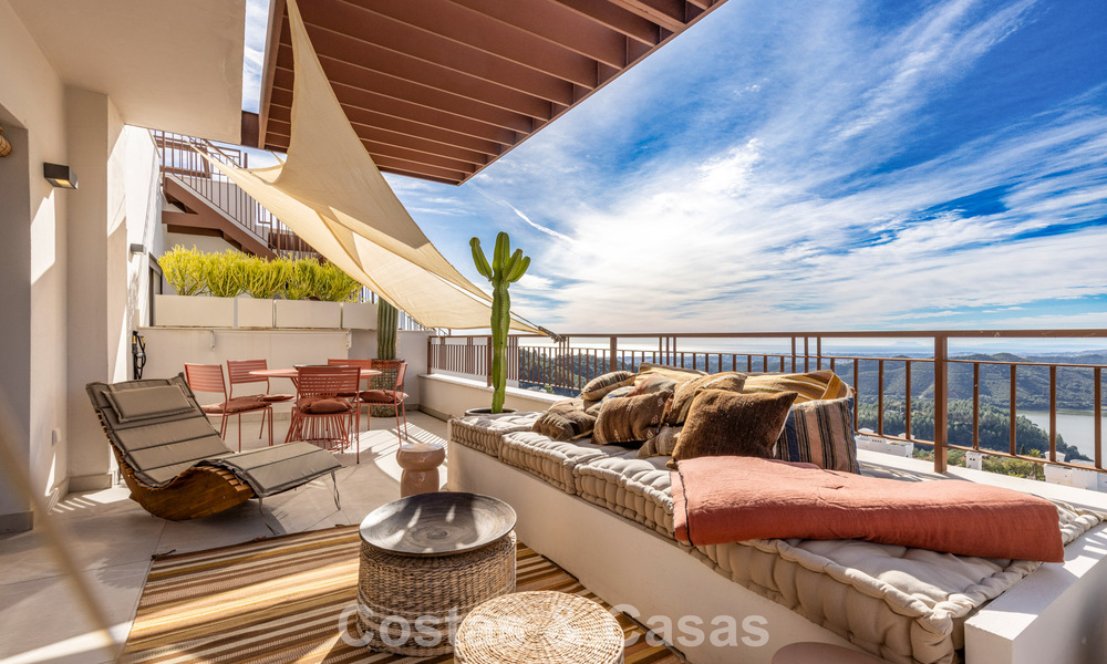 Modern penthouse for sale with panoramic views of the sea and Istán Lake, in the hills just above Marbella’s Golden Mile 792299