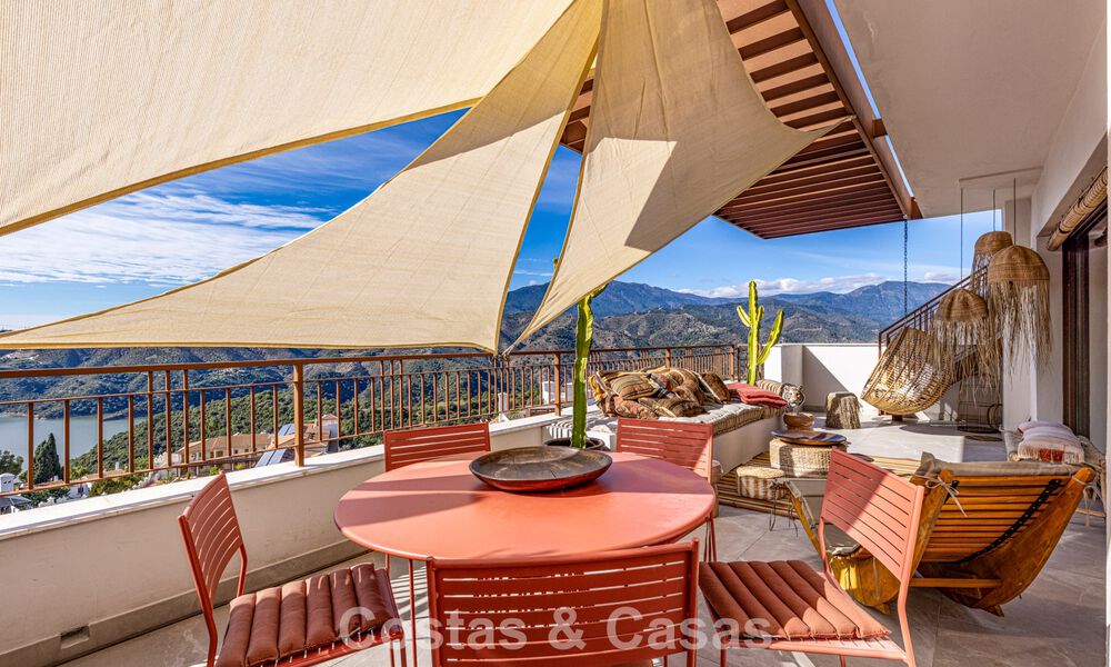 Modern penthouse for sale with panoramic views of the sea and Istán Lake, in the hills just above Marbella’s Golden Mile 792300