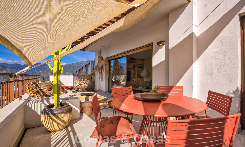 Modern penthouse for sale with panoramic views of the sea and Istán Lake, in the hills just above Marbella’s Golden Mile 792302