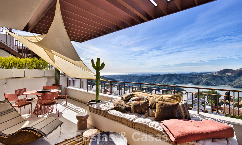 Modern penthouse for sale with panoramic views of the sea and Istán Lake, in the hills just above Marbella’s Golden Mile 792304