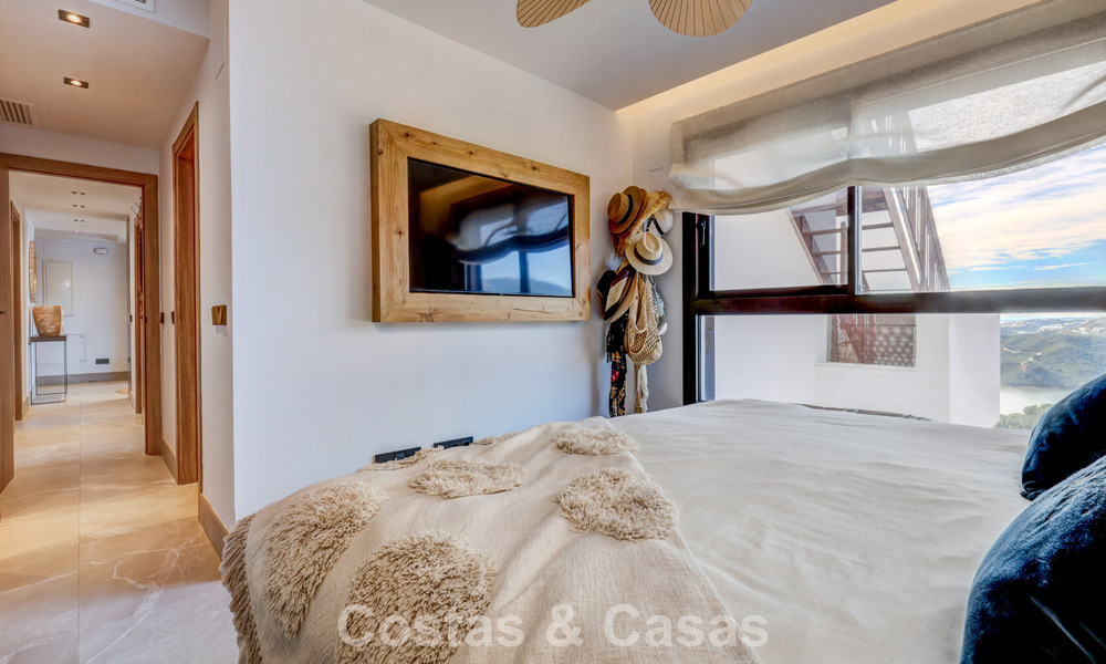 Modern penthouse for sale with panoramic views of the sea and Istán Lake, in the hills just above Marbella’s Golden Mile 792311