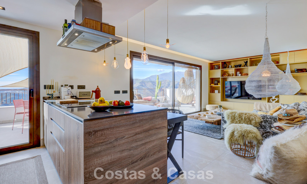 Modern penthouse for sale with panoramic views of the sea and Istán Lake, in the hills just above Marbella’s Golden Mile 792321