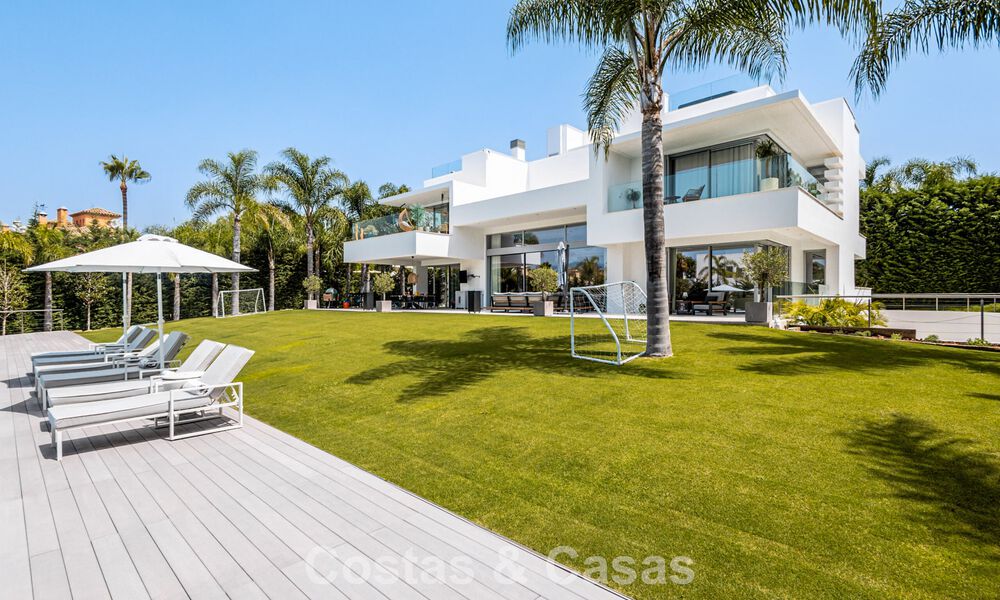 Move-in-ready, modern designer villa for sale within walking distance of the beach and amenities in Guadalmina Baja, Marbella 792350