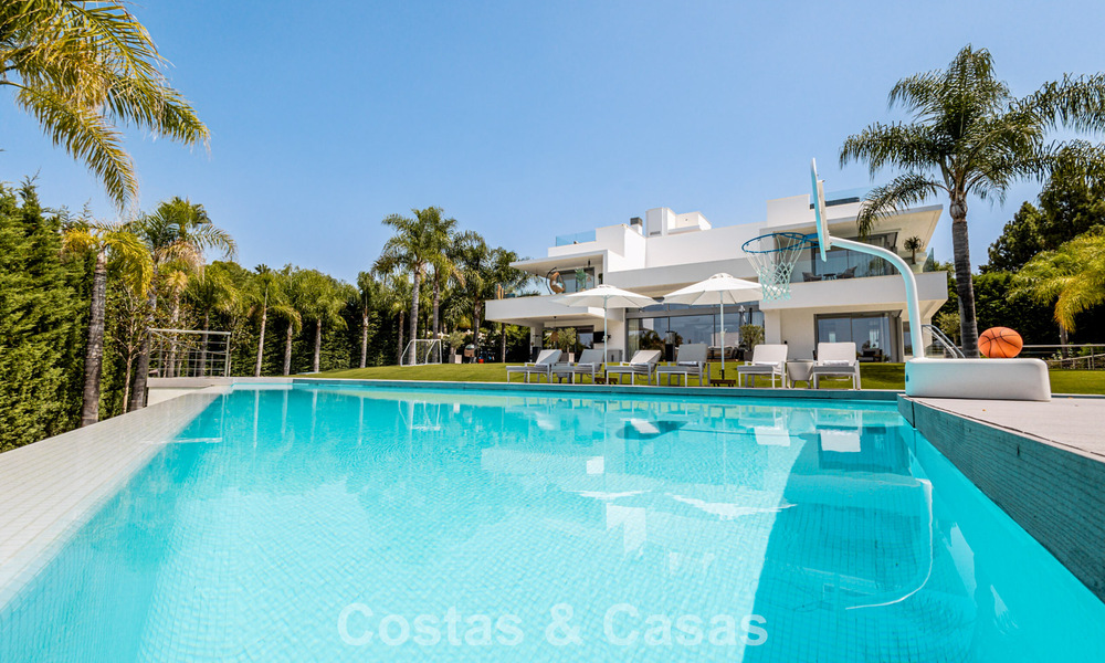 Move-in-ready, modern designer villa for sale within walking distance of the beach and amenities in Guadalmina Baja, Marbella 792351