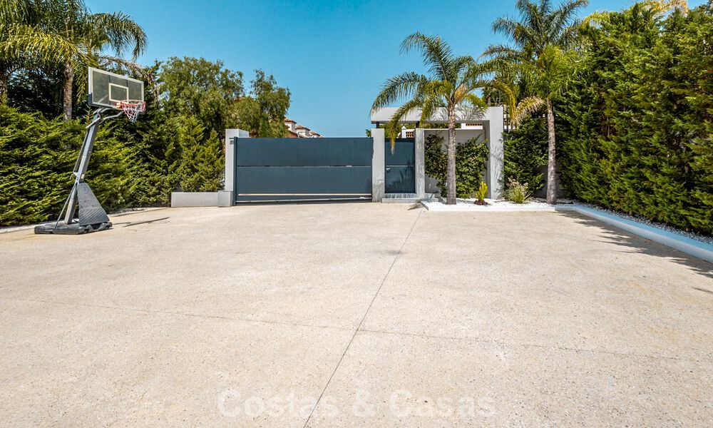 Move-in-ready, modern designer villa for sale within walking distance of the beach and amenities in Guadalmina Baja, Marbella 792374
