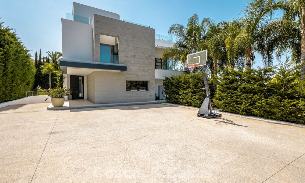 Move-in-ready, modern designer villa for sale within walking distance of the beach and amenities in Guadalmina Baja, Marbella 792375