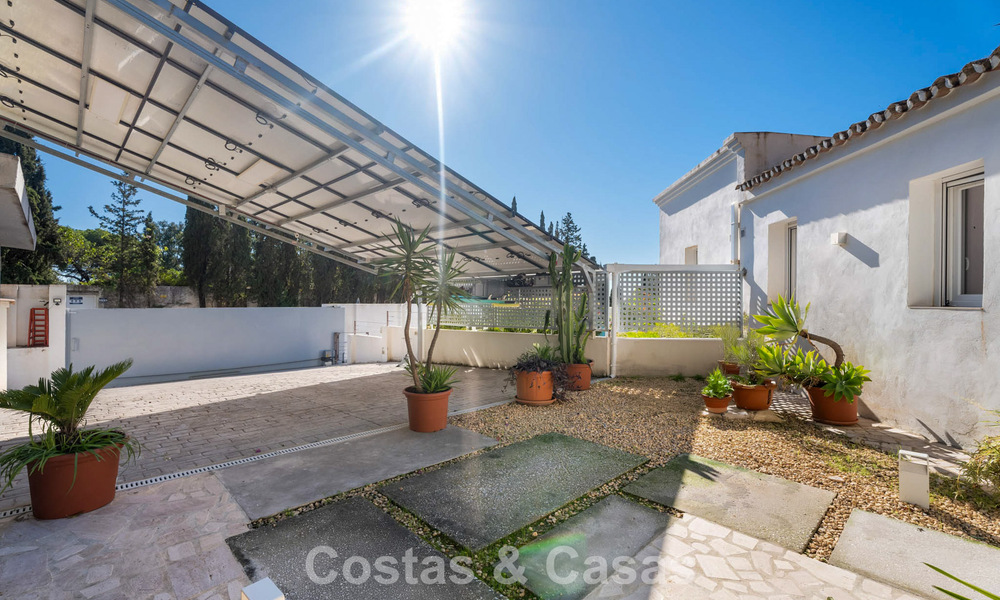 Beautifully renovated luxury villa with timeless Andalusian architecture for sale on the East side of Marbella 792404