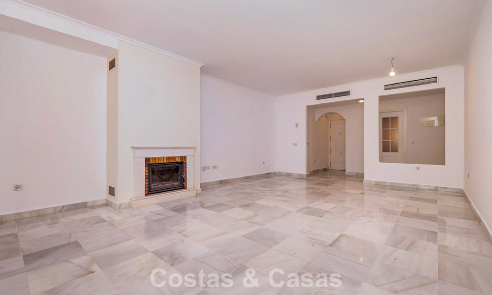 Spacious apartment for sale with 4 bedrooms in a beachside complex on the New Golden Mile between Marbella and Estepona 792471