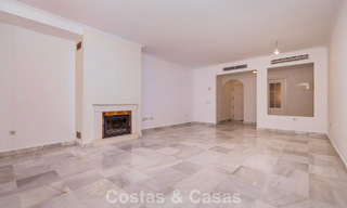 Spacious apartment for sale with 4 bedrooms in a beachside complex on the New Golden Mile between Marbella and Estepona 792471 