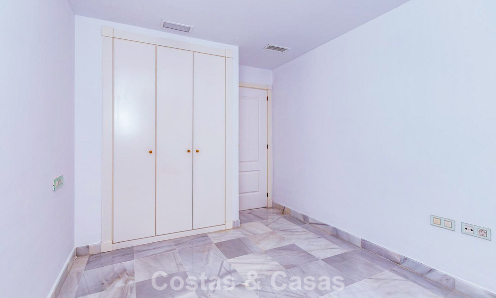 Spacious apartment for sale with 4 bedrooms in a beachside complex on the New Golden Mile between Marbella and Estepona 792474