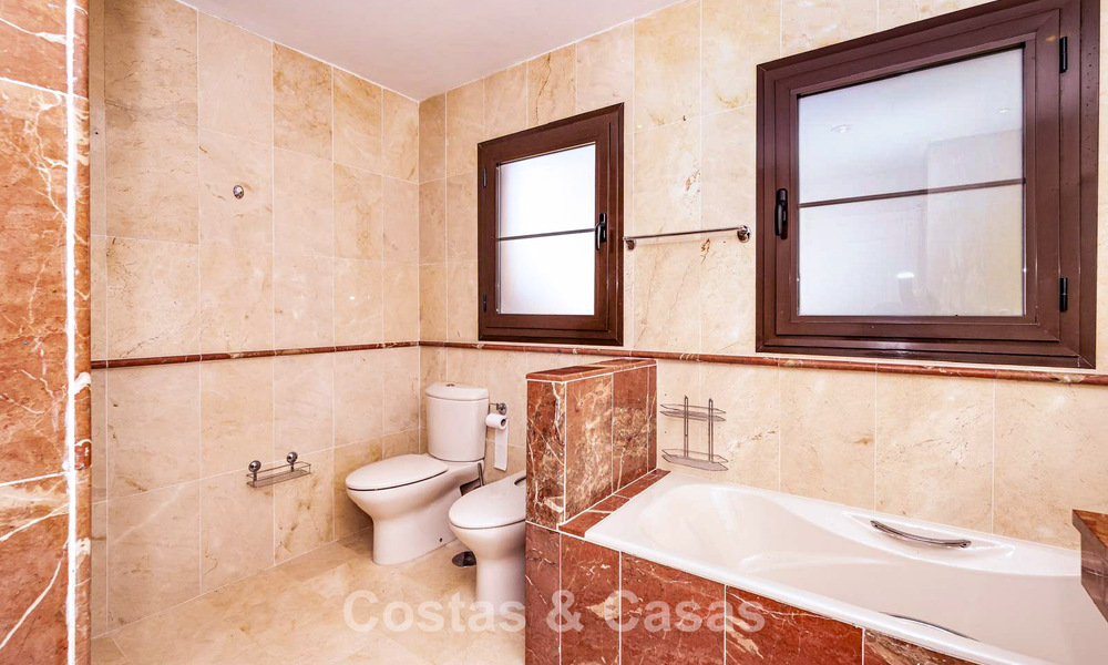 Spacious apartment for sale with 4 bedrooms in a beachside complex on the New Golden Mile between Marbella and Estepona 792475