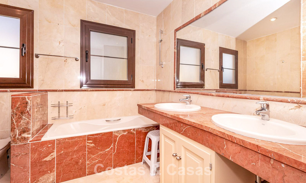 Spacious apartment for sale with 4 bedrooms in a beachside complex on the New Golden Mile between Marbella and Estepona 792476