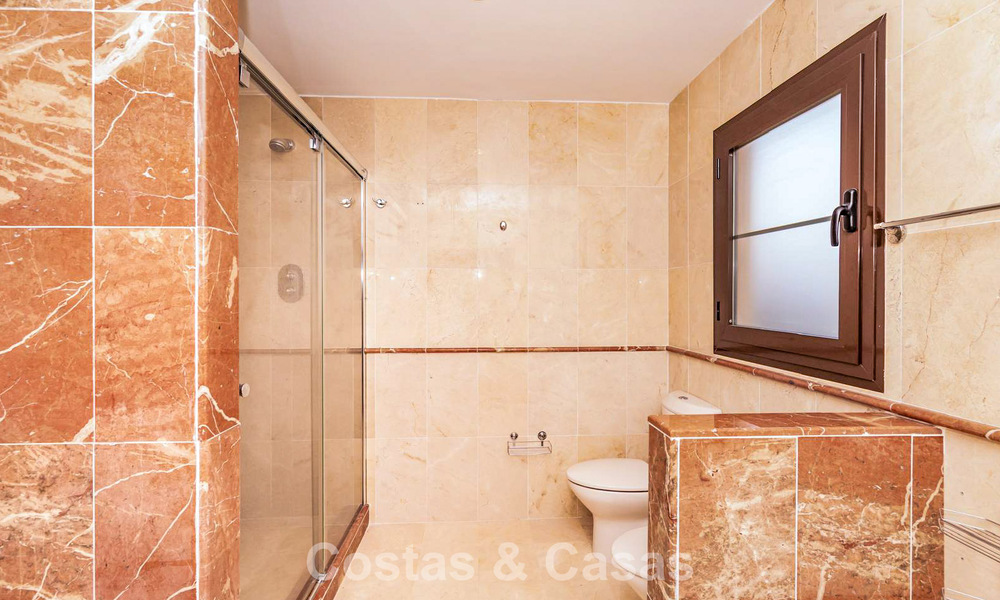 Spacious apartment for sale with 4 bedrooms in a beachside complex on the New Golden Mile between Marbella and Estepona 792477