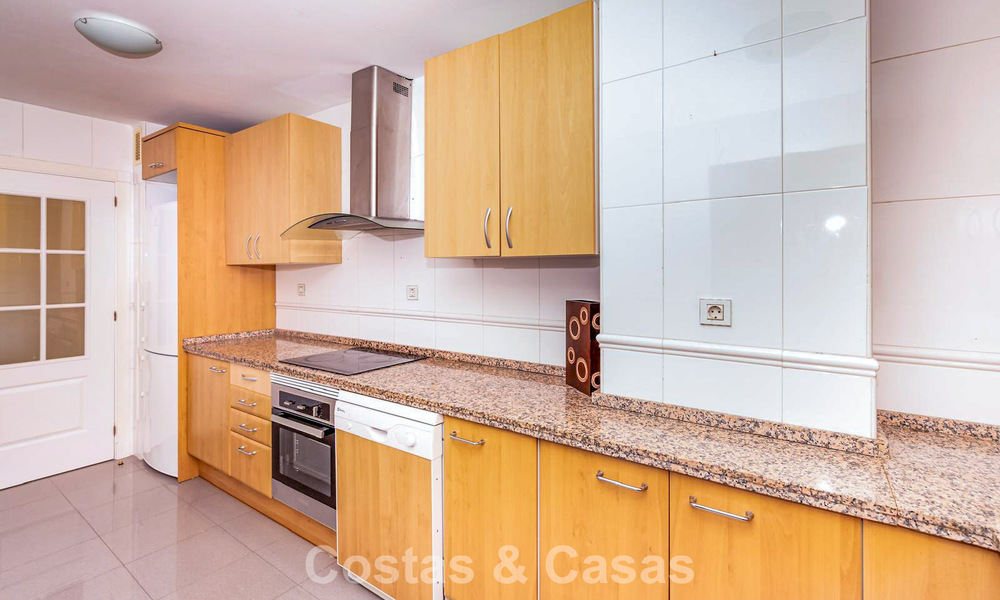 Spacious apartment for sale with 4 bedrooms in a beachside complex on the New Golden Mile between Marbella and Estepona 792479