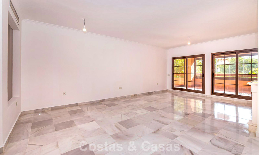 Spacious apartment for sale with 4 bedrooms in a beachside complex on the New Golden Mile between Marbella and Estepona 792482