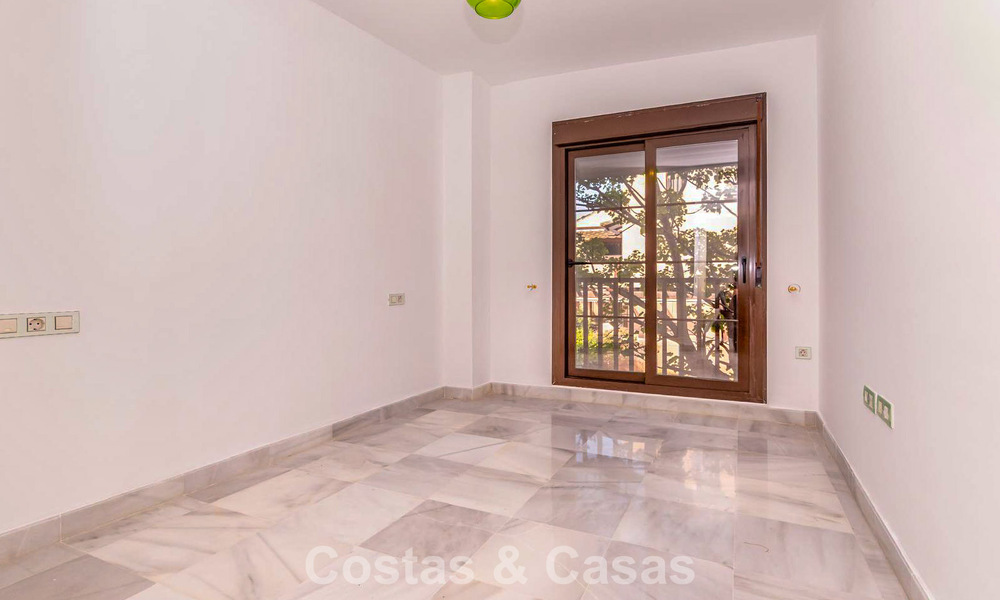Spacious apartment for sale with 4 bedrooms in a beachside complex on the New Golden Mile between Marbella and Estepona 792486