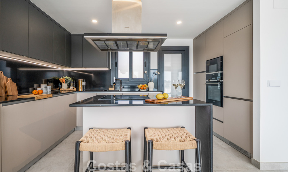 Brand-new modern penthouse with spacious solarium for sale in a gated complex in Benahavís - Marbella 792566