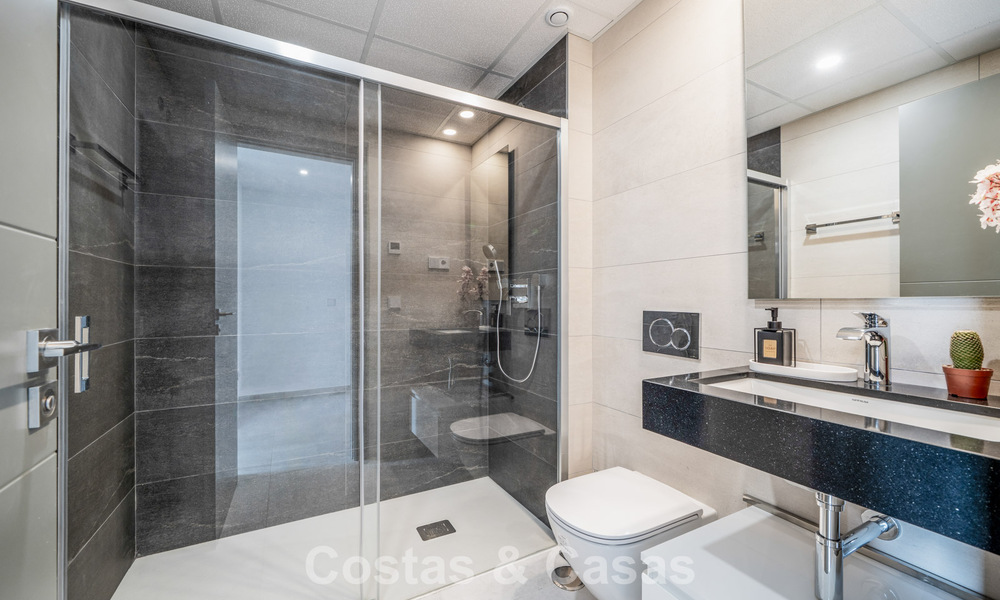 Brand-new modern penthouse with spacious solarium for sale in a gated complex in Benahavís - Marbella 792569