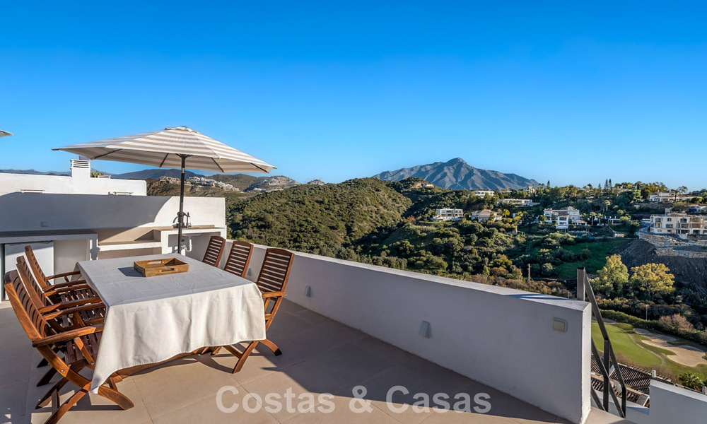 Beautifully renovated penthouse with spacious rooftop terrace for sale in La Quinta Golf Resort, Benahavís - Marbella 792989