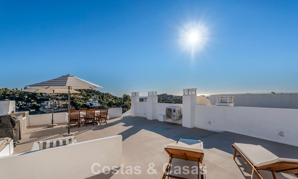 Beautifully renovated penthouse with spacious rooftop terrace for sale in La Quinta Golf Resort, Benahavís - Marbella 792990