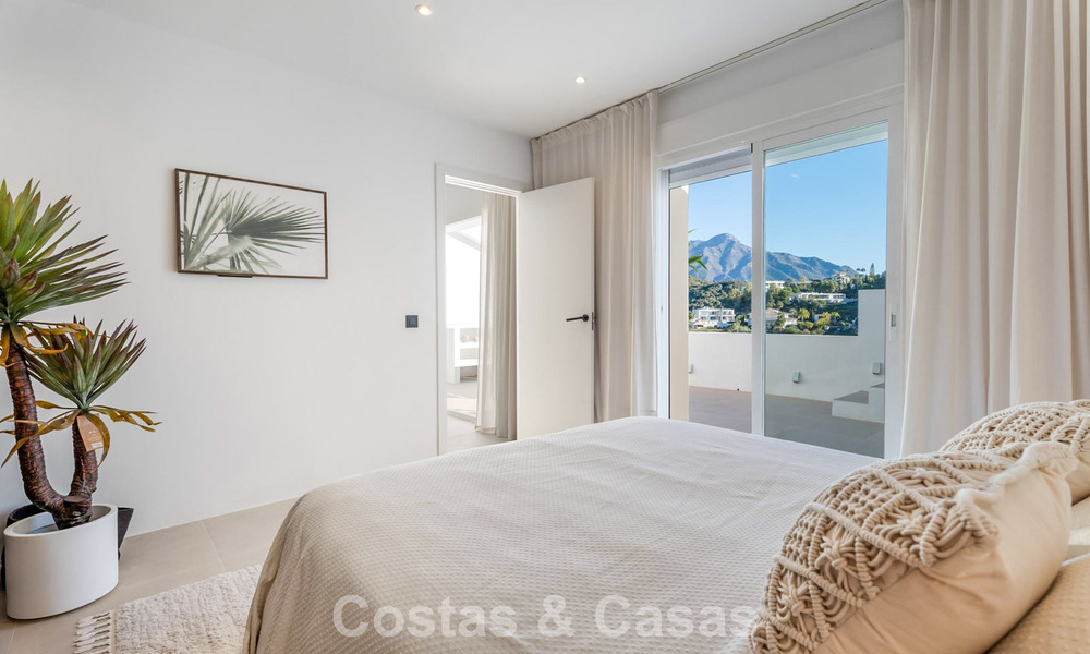 Beautifully renovated penthouse with spacious rooftop terrace for sale in La Quinta Golf Resort, Benahavís - Marbella 792994