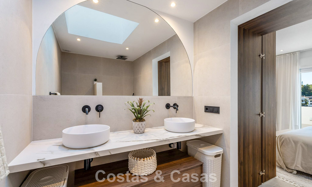 Beautifully renovated penthouse with spacious rooftop terrace for sale in La Quinta Golf Resort, Benahavís - Marbella 792995