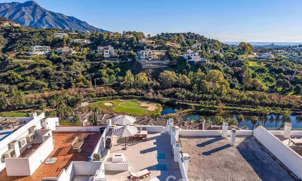 Beautifully renovated penthouse with spacious rooftop terrace for sale in La Quinta Golf Resort, Benahavís - Marbella 793005