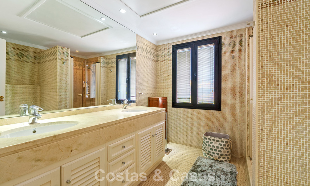 Exclusive villa with separate guest house for sale in a gated community in the hills of Marbella - Benahavís 793524