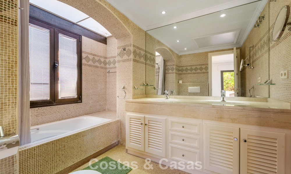 Exclusive villa with separate guest house for sale in a gated community in the hills of Marbella - Benahavís 793525