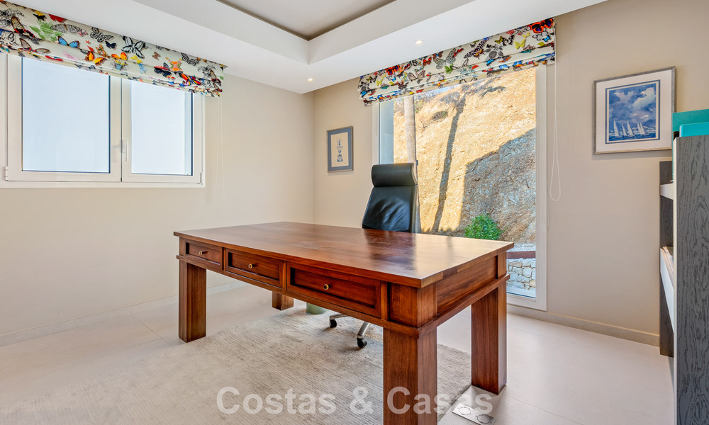 Exclusive villa with separate guest house for sale in a gated community in the hills of Marbella - Benahavís 793536