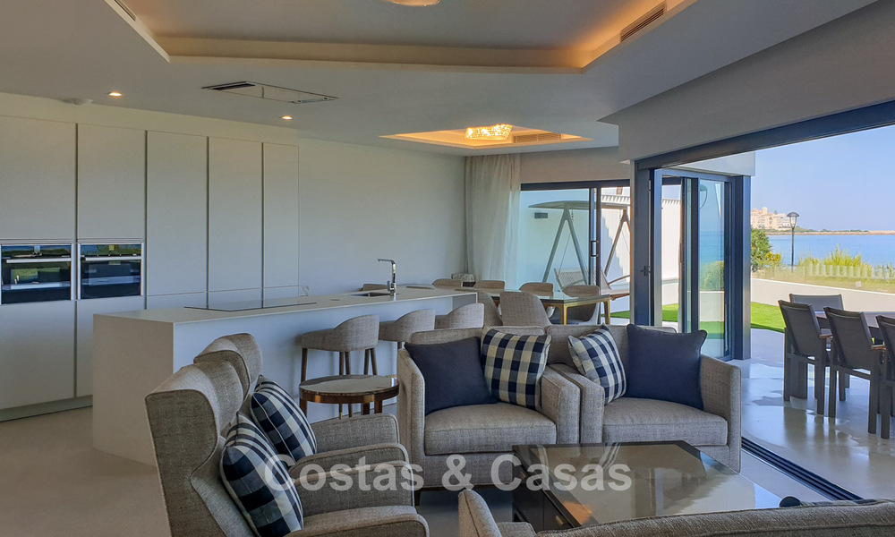 Move-in-ready modern, beachfront luxury house for sale with frontal sea views, within walking distance of Estepona’s town centre 793218