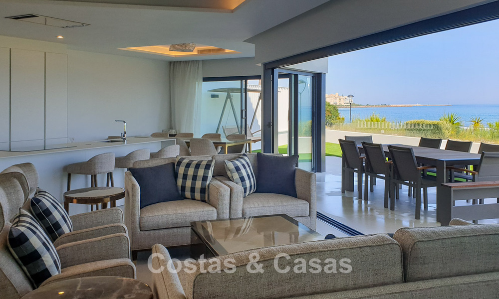 Move-in-ready modern, beachfront luxury house for sale with frontal sea views, within walking distance of Estepona’s town centre 793219