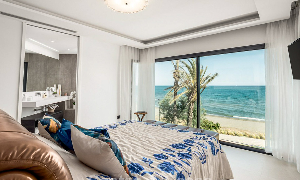 Move-in-ready modern, beachfront luxury house for sale with frontal sea views, within walking distance of Estepona’s town centre 793223
