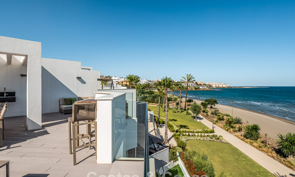 Move-in-ready modern, beachfront luxury house for sale with frontal sea views, within walking distance of Estepona’s town centre 793228