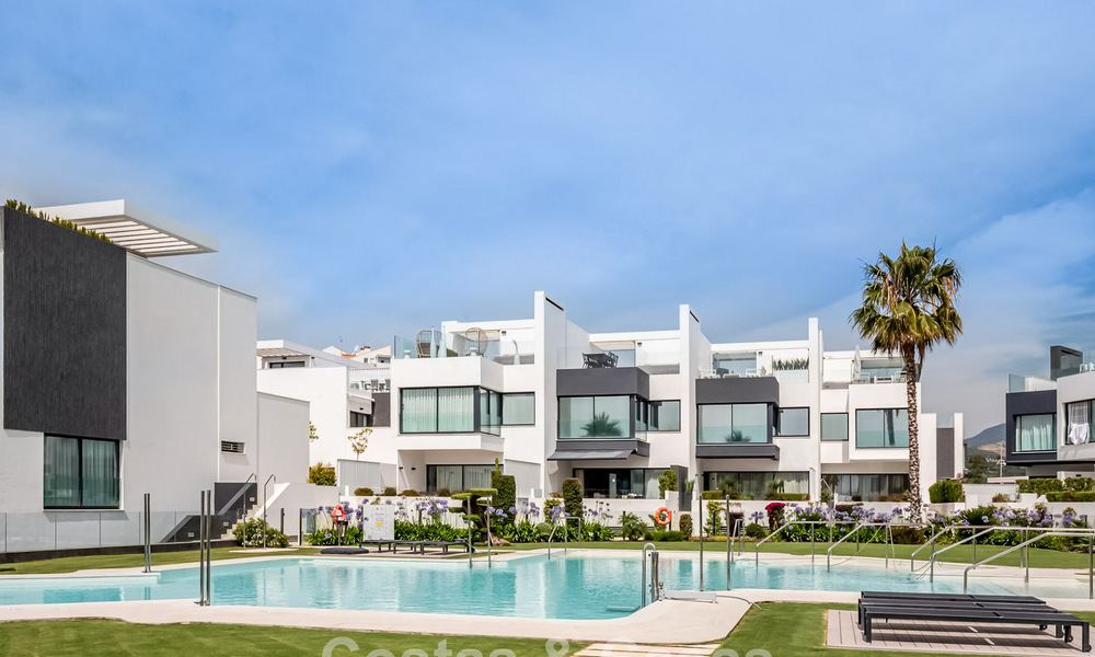 Move-in-ready modern, beachfront luxury house for sale with frontal sea views, within walking distance of Estepona’s town centre 793229