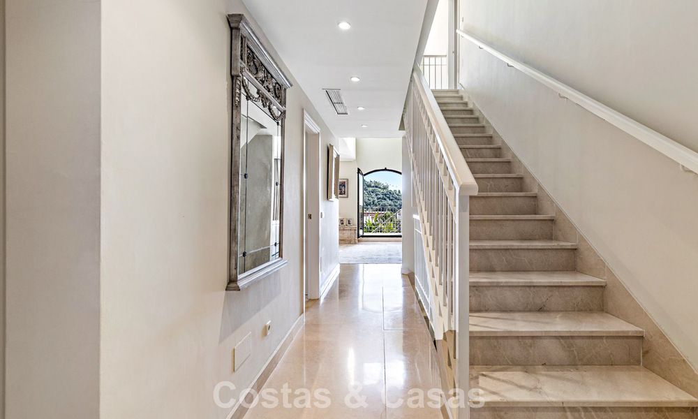 Townhouse with panoramic views and spacious garden for sale in a sought-after gated golf urbanisation in Benahavís - Marbella 793678