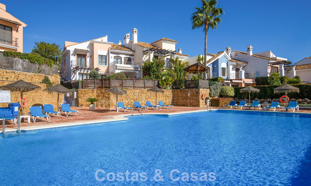 Townhouse with panoramic views and spacious garden for sale in a sought-after gated golf urbanisation in Benahavís - Marbella 793681